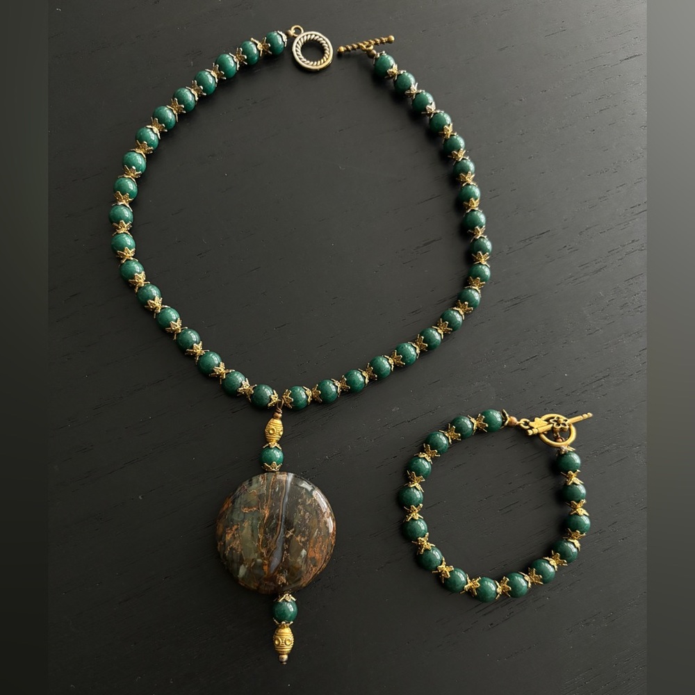 Emerald green & gold beaded necklace with marbled pendant & matching bracelet